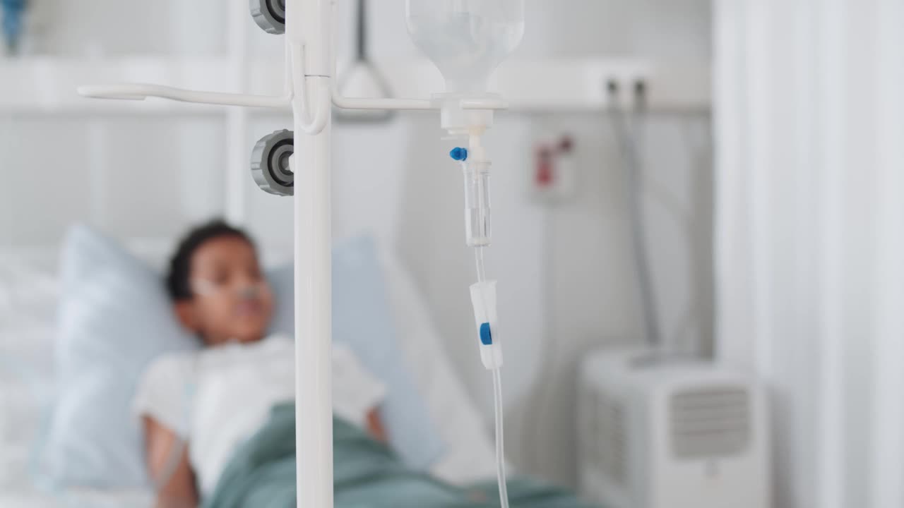 在病床上有模糊病童的病房里集中打点滴