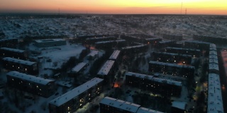 鸟瞰图，小镇在冬天的背景上美丽的橘红色夕阳