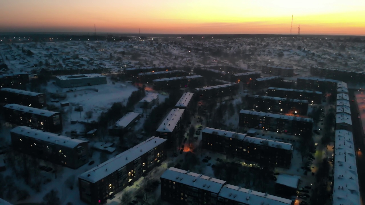 鸟瞰图，小镇在冬天的背景上美丽的橘红色夕阳