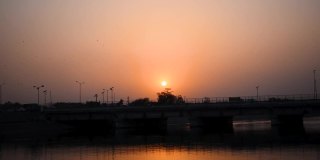 纳尔默达运河大桥在日落在甘地那格-艾哈迈达巴德路，艾哈迈达巴德，古吉拉特邦，印度。过桥车辆。