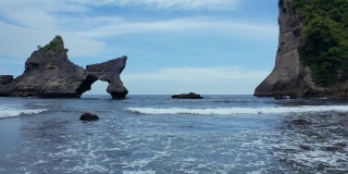 美丽的阿图海滩位于印度尼西亚努沙佩尼达岛