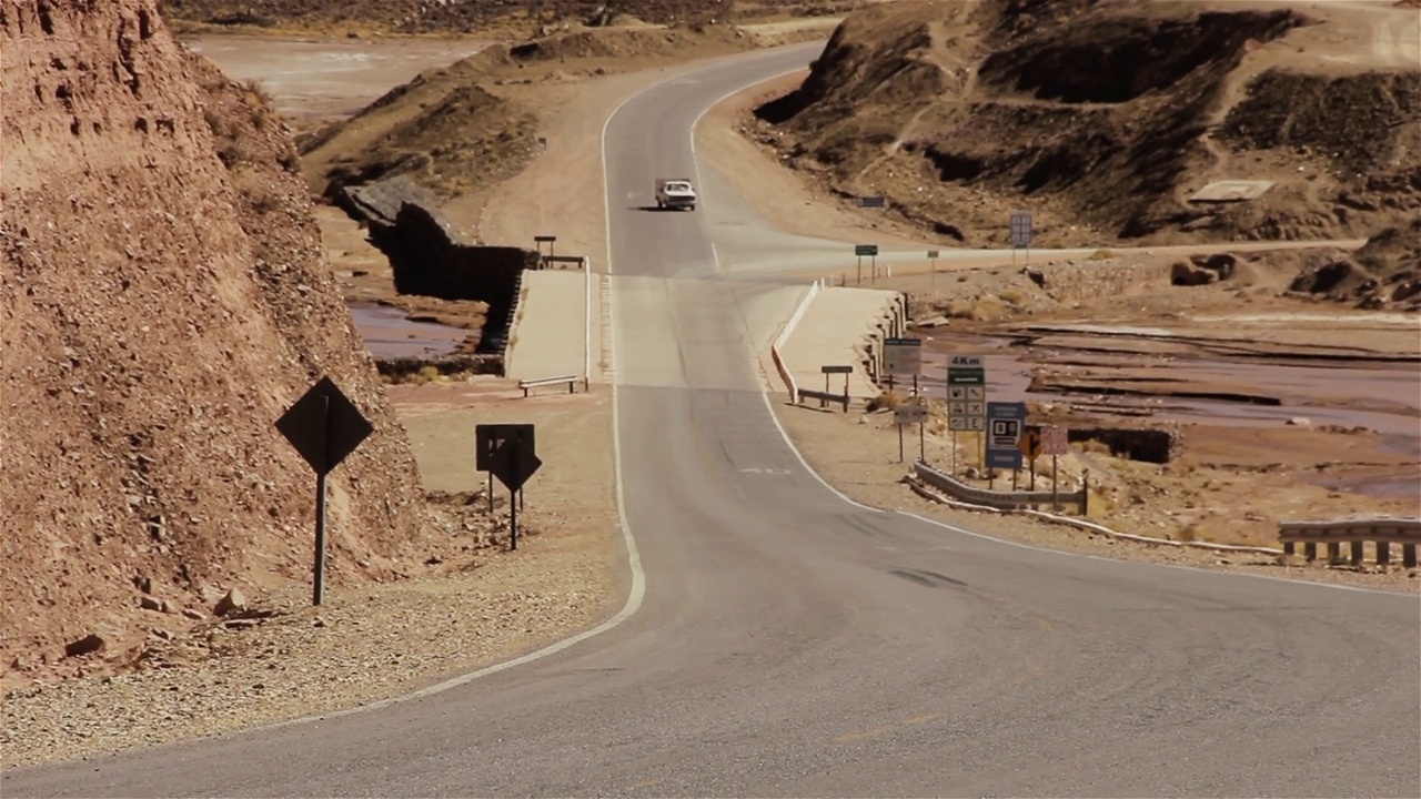 阿根廷，南美，Jujuy, Altiplano地区，52国道高速公路上的汽车。