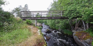 木桥拍摄手持，灰色的天在瑞典的夏天