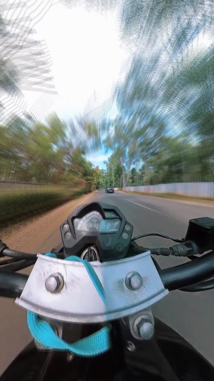 FPV摩托车穿越印度的街道