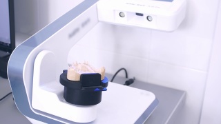 一种医疗设备通过扫描来创建带有假肢的人类下巴的数字3D模型。假牙内阁
