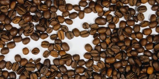 咖啡豆旋转迅速，快速飞离，在离心科里奥利力作用下飞溅到两侧。咖啡豆扭曲，创造图案