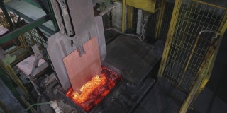 熔化金属的熔炉。在炉内熔化铜，在炉内熔化铜的过程。