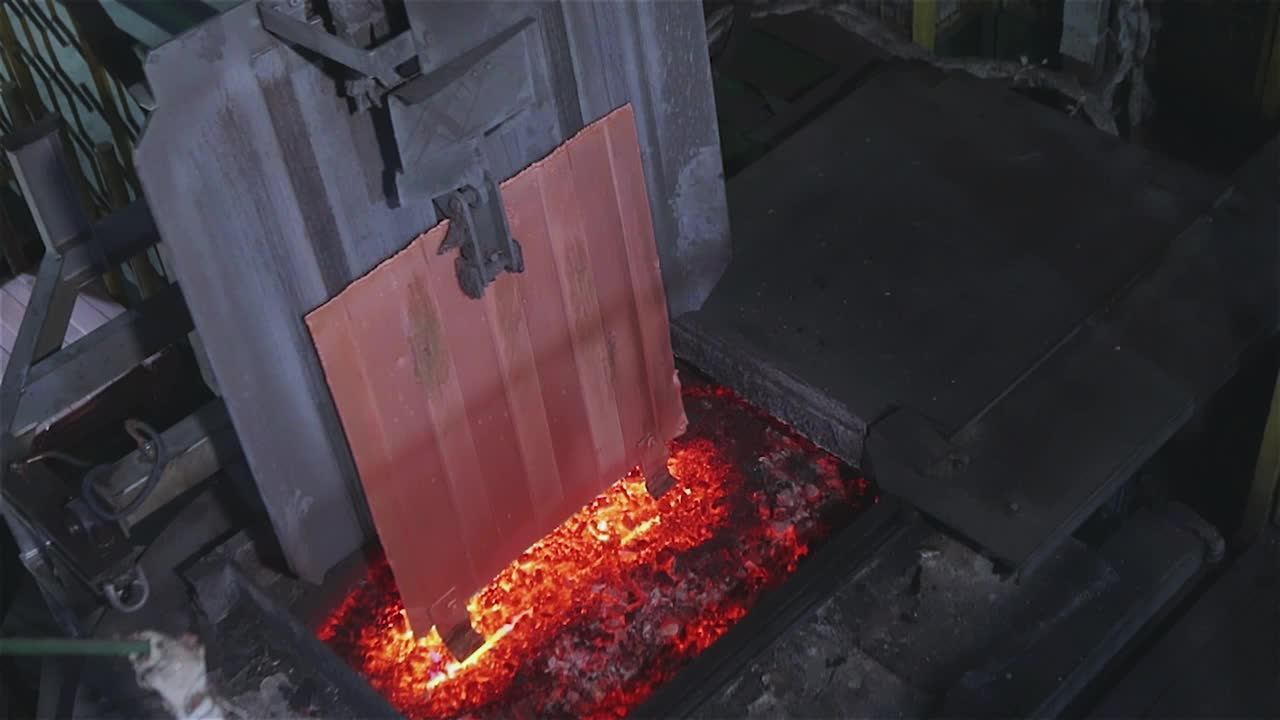 自动铜给料线到熔炉。在炉内熔化铜，在炉内熔化铜的过程。