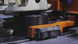 包装卷带电缆的现代化输送机，自动包装卷带电缆，现代化的自动化输送机在工厂