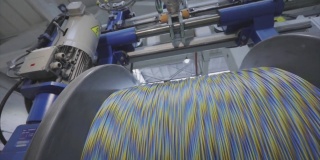 电缆的工厂。在生产中把电缆缠绕到筒管上。电缆pdroduction
