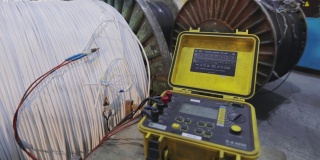 电缆在工厂进行生产试验。在工厂检测电缆产品的质量。