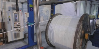电缆生产厂、线材生产厂是一家现代化工厂。电缆厂的白色电缆大型卷筒