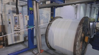 电缆生产厂、线材生产厂是一家现代化工厂。电缆厂的白色电缆大型卷筒视频素材模板下载