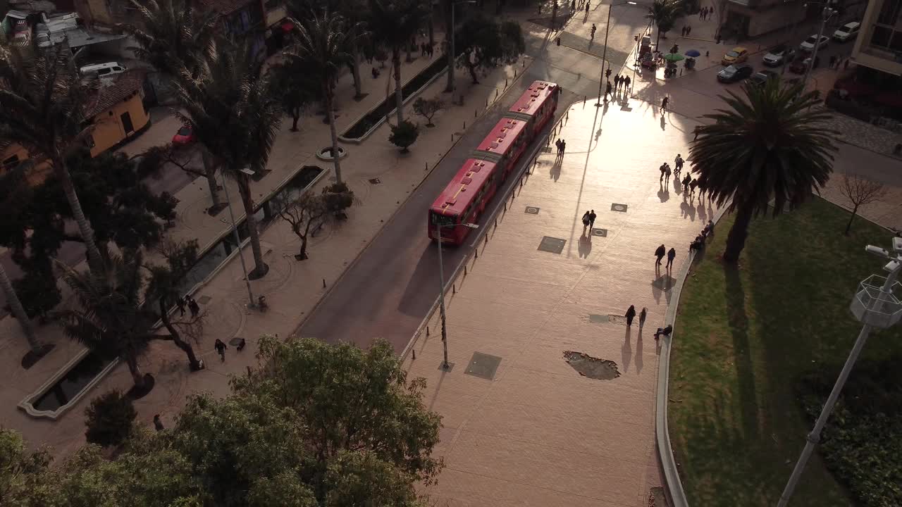 航拍哥伦比亚首都波哥大的城市，Parque Los Periodistas，西蒙·玻利瓦尔的雕像放在地上，是对女性的一种满足