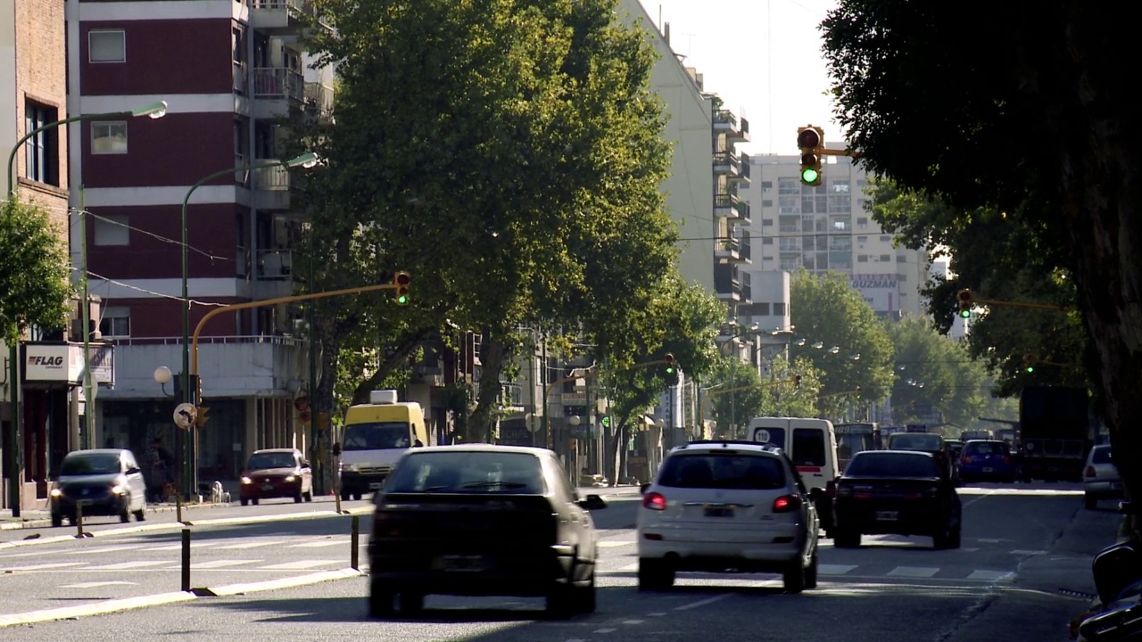 阿根廷首都布宜诺斯艾利斯大街上的交通。阿根廷首都布宜诺斯艾利斯大街上的交通。全高清。