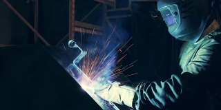 金属工厂生产过程中的工业钢焊机。焊接时冒出火花和烟雾