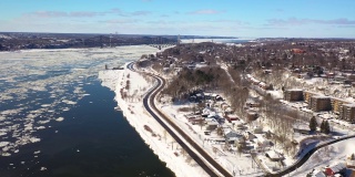 冬天圣劳伦斯河因无人机结冰，魁北克市