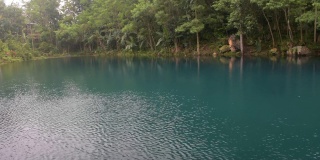 清晨，西爪哇省马贾伦卡市碧蓝清澈的湖水
