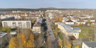 俯瞰俄罗斯的一个省级城市，低矮的建筑。秋天的阳光灿烂的日子。37
