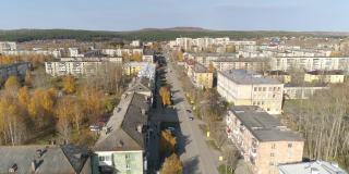 俯瞰俄罗斯的一个省级城市，低矮的建筑。秋天的阳光灿烂的日子。