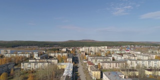 鸟瞰图俄罗斯一个省级的小城市，有五层楼。秋天的阳光灿烂的日子。