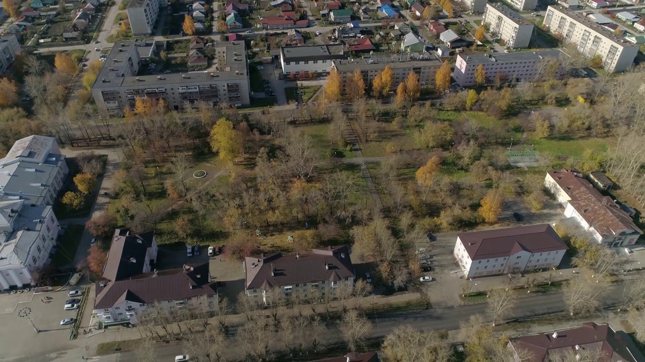 一个公园在省级俄罗斯城市的五层楼鸟瞰图。