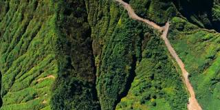 4K无人机拍摄了通往Artvin Güloğlu高原的危险蜿蜒道路。