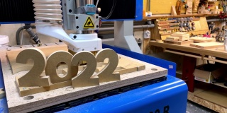 木工铣床是切割木头的数字2022作为新年家居装饰