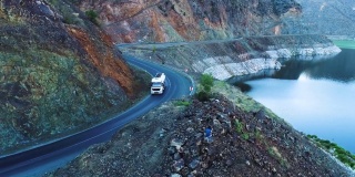 由Artvin Yusufeli大坝拍摄的4k无人机航拍公路。