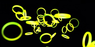 绿色和黄色的霓虹灯圈，闪烁着移动的光束，到处都是。