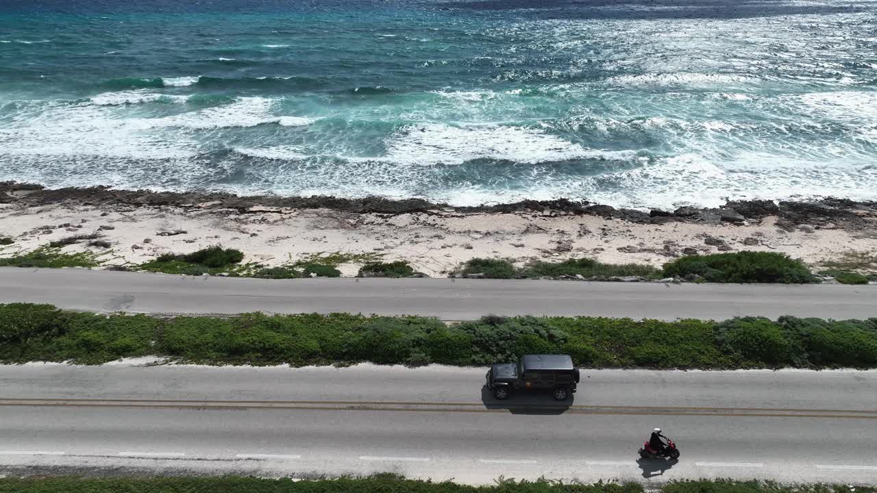 日落时分，在卡门岛附近的科苏梅尔岛的道路鸟瞰图