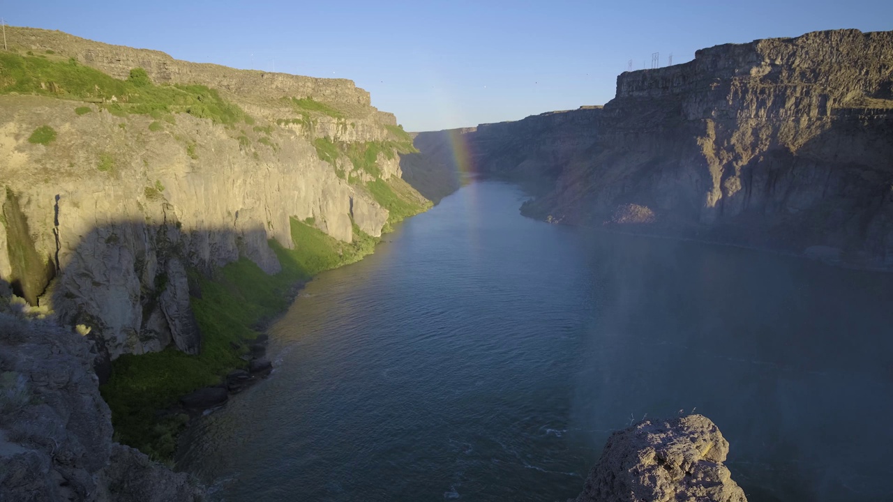 美国黄石公园，2021年7月，无人机拍摄的彩虹尽头的河流。
