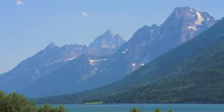 黄石公园，美国- 2021年7月。雄伟的空中无人机视图山谷与湖和美丽的雪山和绿色的小山。
