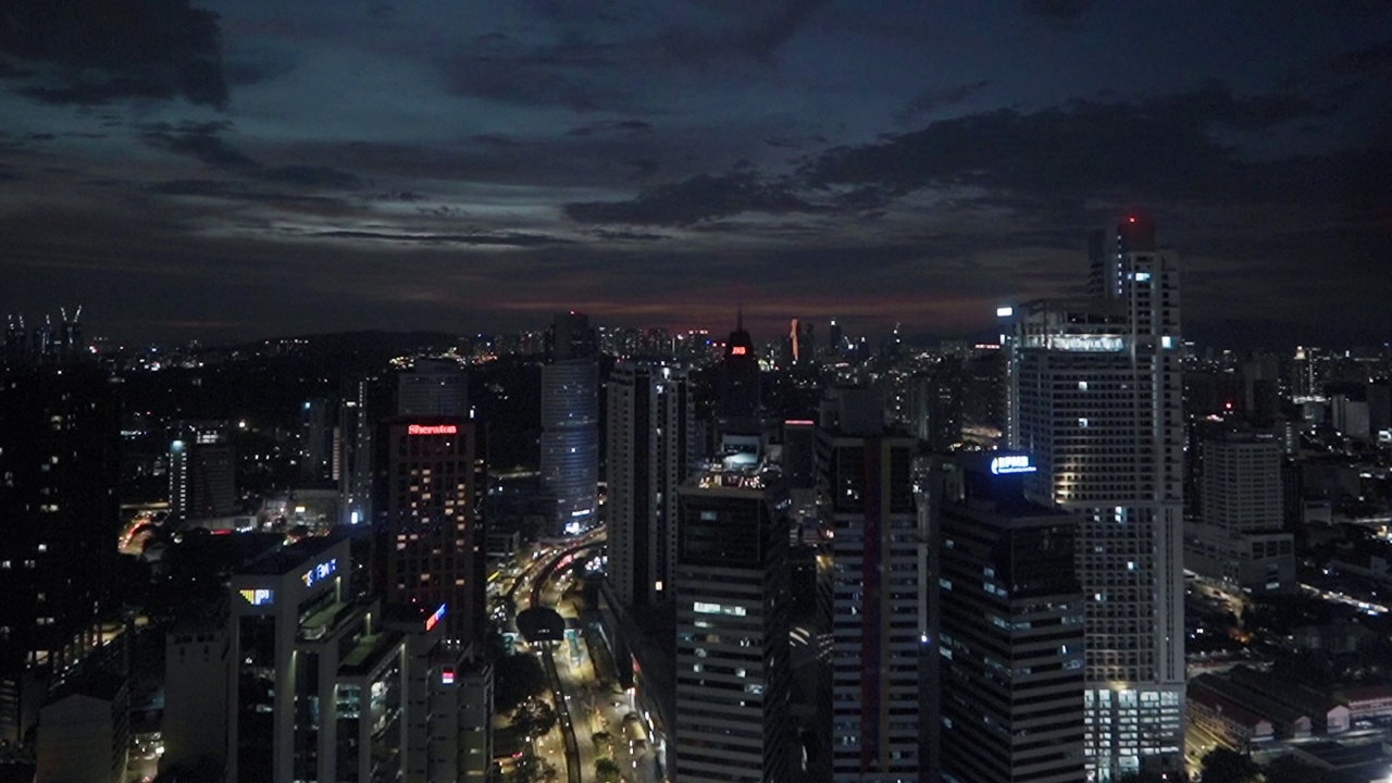 时间推移无人机视角吉隆坡十字路口的城市夜景路灯照明