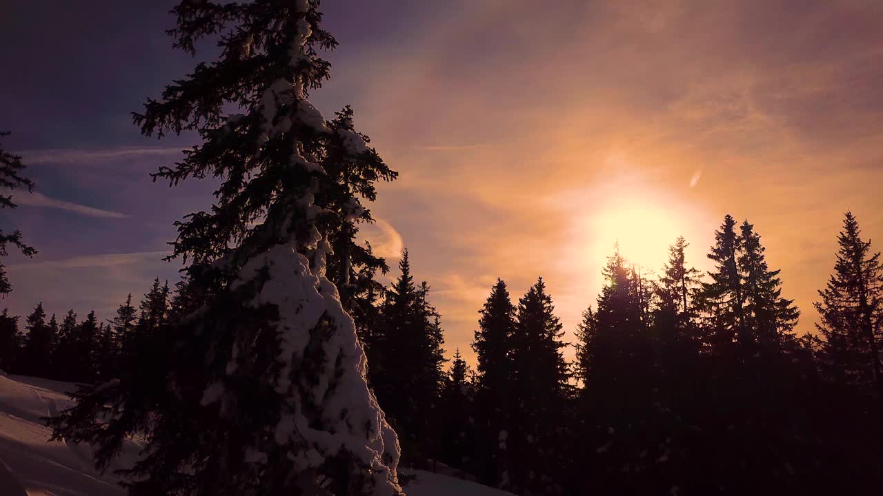 雪山在低云层和蓝色的天空在冬季日落。全景景观与美丽的雪覆盖的岩石在雾在霜冻的晚上。高峰的鸟瞰图。意大利白云石的阿尔卑斯山