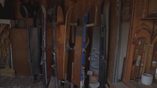 破旧的滑雪板在废弃杂乱的建筑里