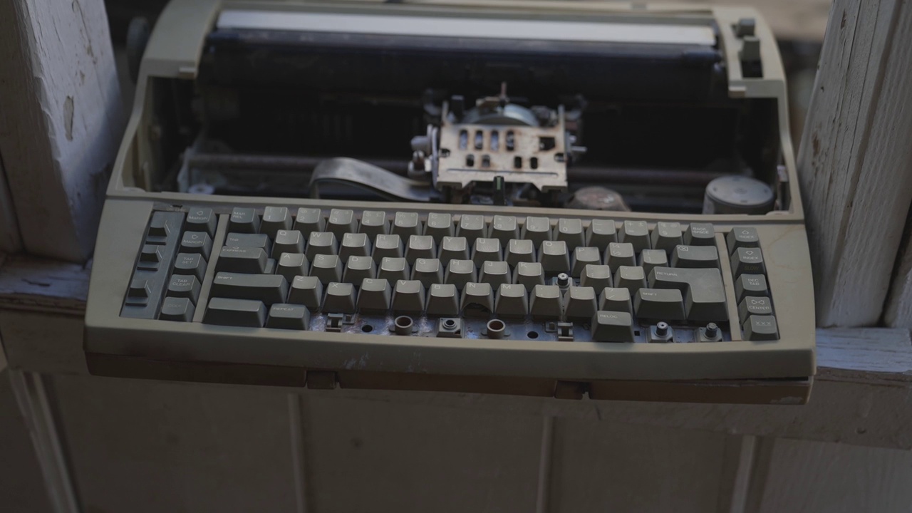 旧打字机在废弃的大楼里关闭