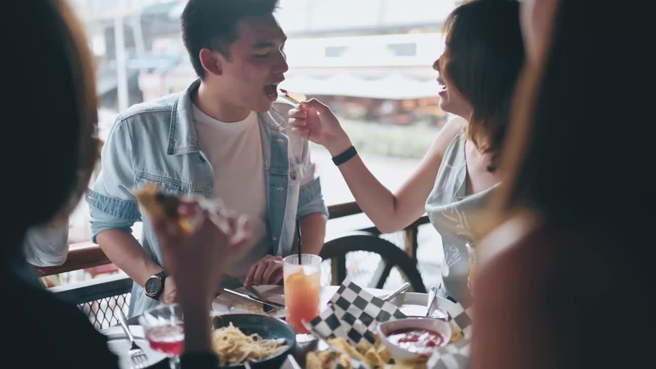 亚洲华人朋友一起享受社交聚会和酒吧食物