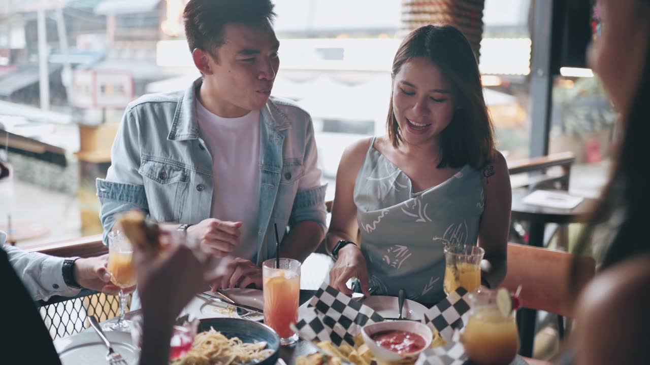详情图-亚洲华人朋友一起享受社交聚会和酒吧食物