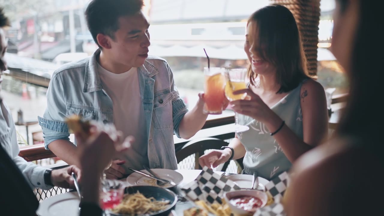 详情图-亚洲华人朋友一起享受社交聚会和酒吧食物