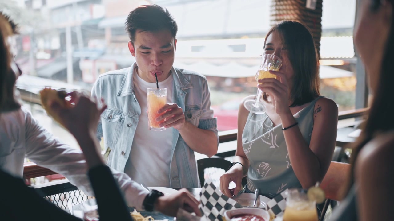 详情图-亚洲华人朋友一起享受社交聚会和酒吧食物