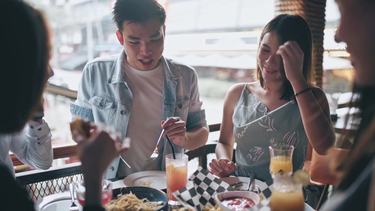 详情图-亚洲华人朋友一起享受社交聚会和酒吧食物