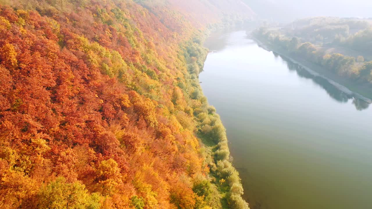 在阳光明媚的日子里，从鸟瞰多姿多彩的森林的壮丽景色。