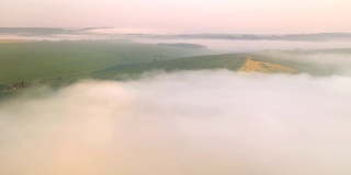 无人机在雾蒙蒙的农田上拍摄。
