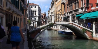 威尼斯运河上的一座桥。意大利。