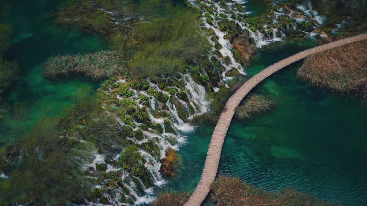 克罗地亚普利特维茨湖国家公园的自然瀑布河，其自然美景无与伦比。电影摄影/无缝视频循环/著名风景旅游度假和作家卡尔·梅·温内托的拍摄地点的移动画面
