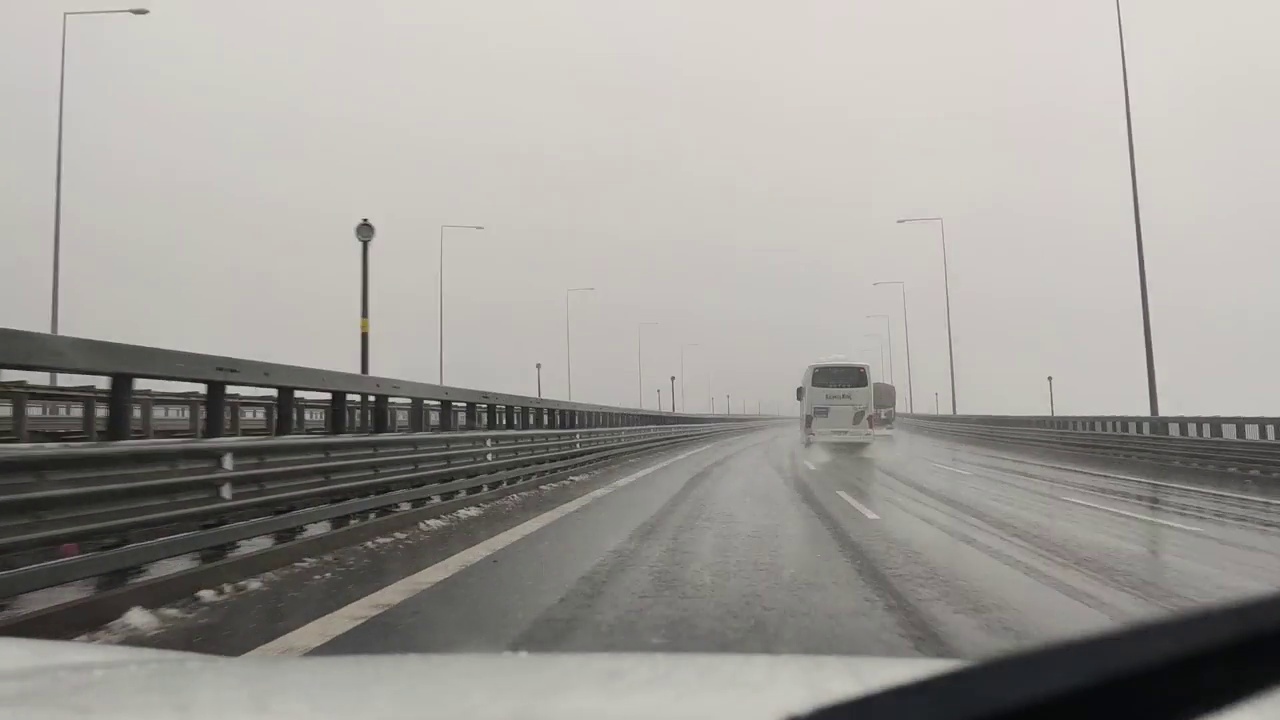 下雨天开车，刮水器要开着