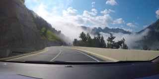 从汽车的挡风玻璃上看，莱达加泰罗尼亚比利牛斯山脉之间的一条柏油路