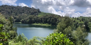 印度尼西亚万隆的湖畔公园和山景