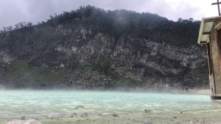 印度尼西亚万隆，雾天气下的白色火山口